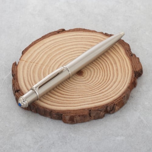 يمكنك تنسيق القلم مع طلتك اليوميه باللون الفضي