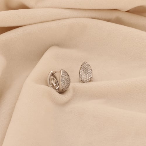 حلق نسائي فضي جميل وهادئ