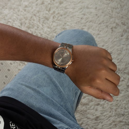 ساعة رجالية باللون الفضي والنحاسي