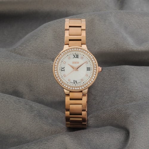 ساعة نسائية باللون النحاسي