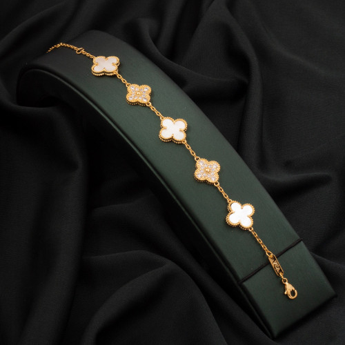 اسوارة نسائية باللون الذهبي