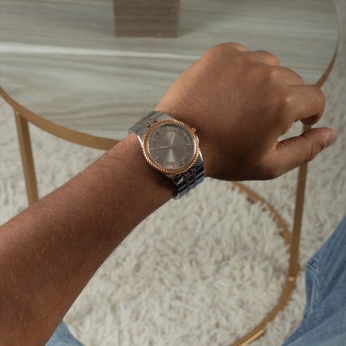 ساعة رجالية باللون الفضي والنحاسي