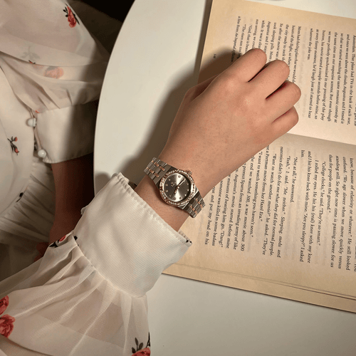 ساعة نسائية استيل باللون النحاسي الفضي ميناء رصاصي