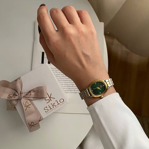 ساعة نسائية باللونين الفضي والذهبي