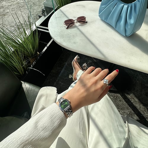 ساعة نسائية باللون الفضي ميناء أخضر