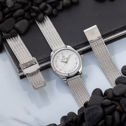 ساعة نسائية بسير حصير ملفت باللون الفضي ميناء فضي