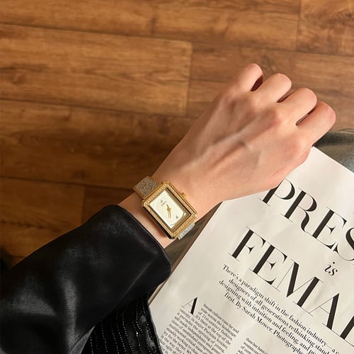 ساعة نسائية باللون الفضي