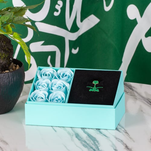 بروش بشعار السيفين و النخلة باللون الأخضر