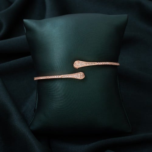 اسوره بتصميم مذهل لتمنح إطلالتك حضور ملفت وجميل