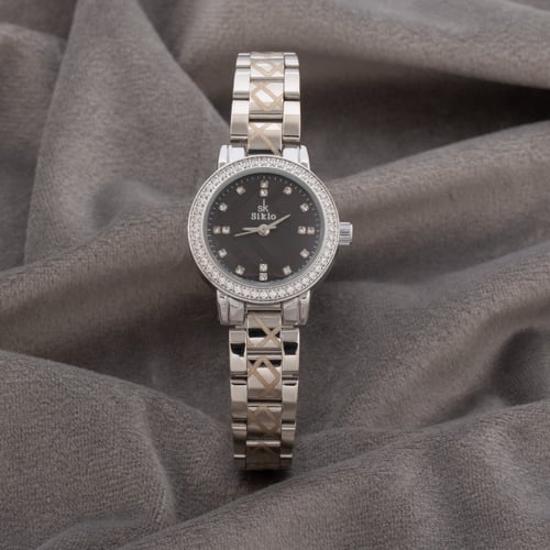 ساعة نسائية باللون الفضي