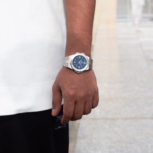 الأنافة في ساعة ، ساعة رجالية تصميمها يعكس معاني ا...