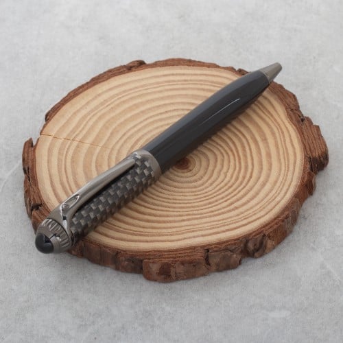 لإطلالة مفعمة بالحيوية والأناقة قلم مميز باللون ال...