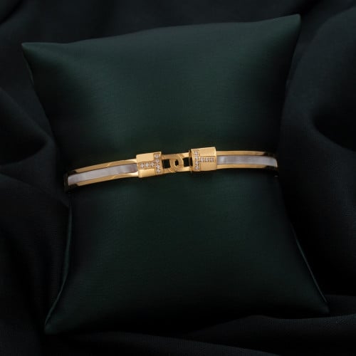 اسوارة نسائية باللون الذهبي