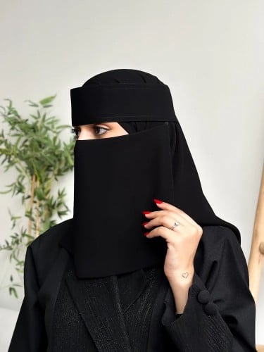 نقاب وسط خيط عادي