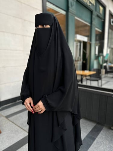 خمار اسلامي مع نقاب