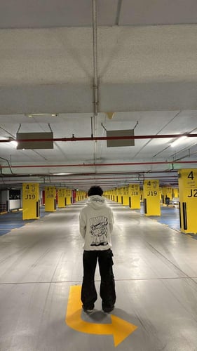 بلوفر ابيض جرافيتي