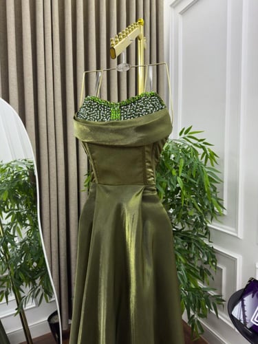 فستان سهره وردي لحمي و عنابي الخامه تفته لماع مزين...