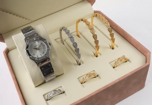 طقم نسائي ساعة ذهبي ومجموعة اساور وخواتم مناسبة كه...