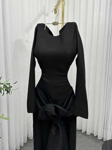 فستان اسود ناعم طويل بقصه و ربطه مميزه على الخصر ا...