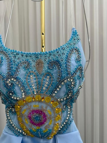 فستان سهره اللون سماوي ناعم القماش تفته استرتش تطر...