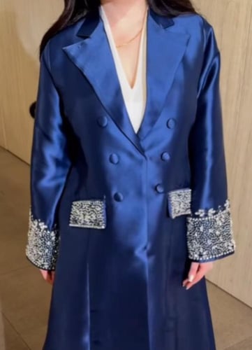 جمبسوت مع جاكيت طويل ازرق نيلي الخامه باربي و ميكا...