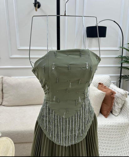 فستان فستقي اخضر فاتح مطرز مع كسر من جوهره