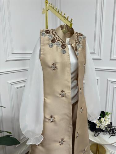 طقم مكون من بلوزه و بنطال و جاكيت طويل بلون بيج