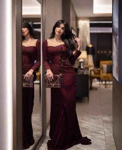 فستان باربي برغندي مزين بتلات الورد مع كسر من متجر...