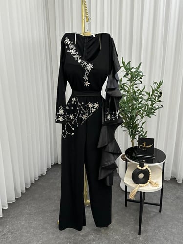 جمبسوت اسود كريب استرتش تطريز يدوي على نفس القماش...