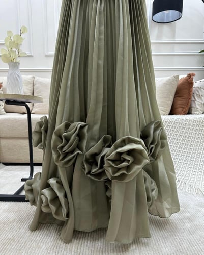 فستان فستقي اخضر فاتح مطرز مع كسر من جوهره