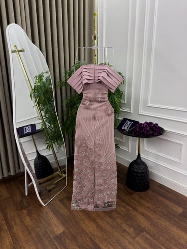 فستان سهرة اللون لحمي تفته كلفه تطريز مورده وخرز م...