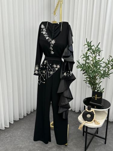 جمبسوت اسود كريب استرتش تطريز يدوي على نفس القماش...