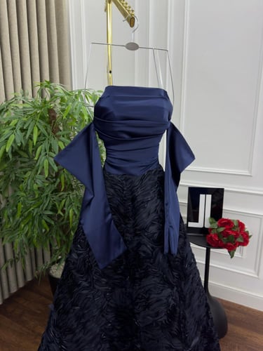 فستان سهره اللون كحلي القماش صدريه تفته كلفه على ج...