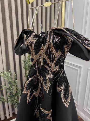 فستان اسود ميكادوره مطرز باللون الذهبي و الاسود من...