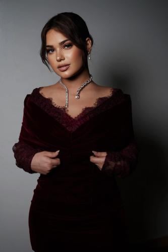 فستان ساره مهند اللون كحلي برغندي مخمل كوري دانتيل...