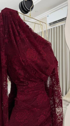 فستان دانتيل برغندي دانتيل فرنسي وفصوص زركون من مت...