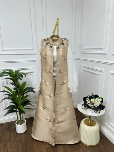 طقم مكون من بلوزه و بنطال و جاكيت طويل بلون بيج