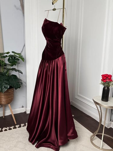 فستان عنابي مخمل