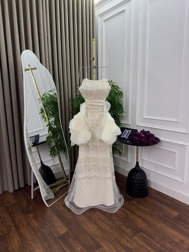 فستان سهره اللون بيج كلفه تل تطريز خرز وجاكيت اورج...