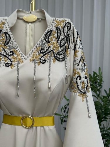 فستان بيج و كحلي مطرز على خامه باربي