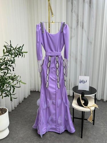 فستان راقي اللون موف الخـامة كريب استرتش فصوص ولول...