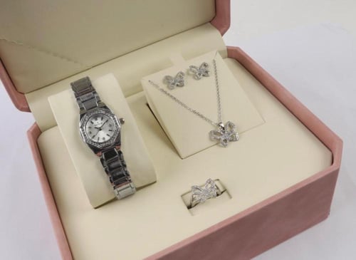 طقم نسائي متكامل ساعة واكسسوارات فاخرة