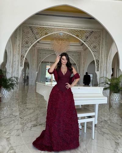 فستان سهره اللون برغندي ورد بارز وباربي وتحت جيبون...
