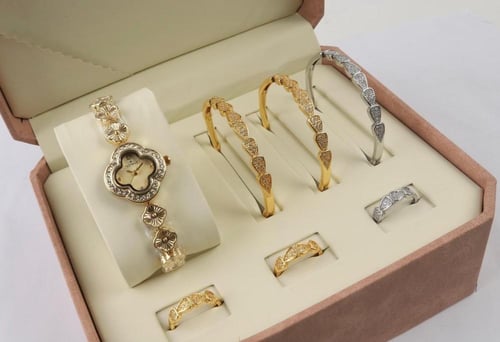طقم نسائي ساعة ذهبي ومجموعة اساور وخواتم مناسبة كه...