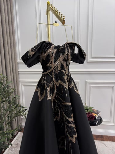 فستان اسود ميكادوره مطرز باللون الذهبي و الاسود من...