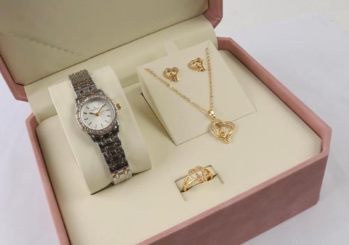 طقم نسائي متكامل ساعة واكسسوارات فاخرة