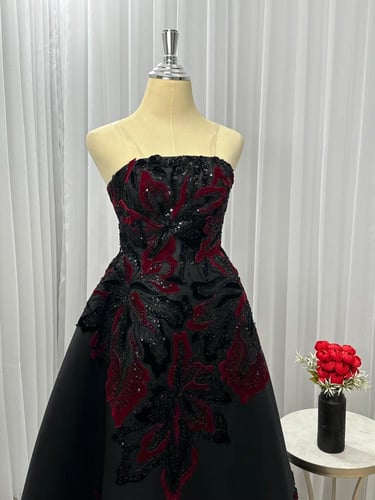 فستان ميكادو اسود مطرز كلوش من جوهره