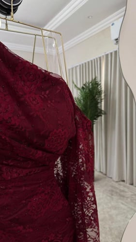 فستان دانتيل برغندي دانتيل فرنسي وفصوص زركون من مت...