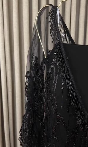 فستان فخم قطعتين اللون اسود خرز وداخليه لكرى تتمدد