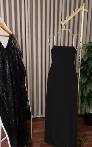 فستان فخم قطعتين اللون اسود خرز وداخليه لكرى تتمدد